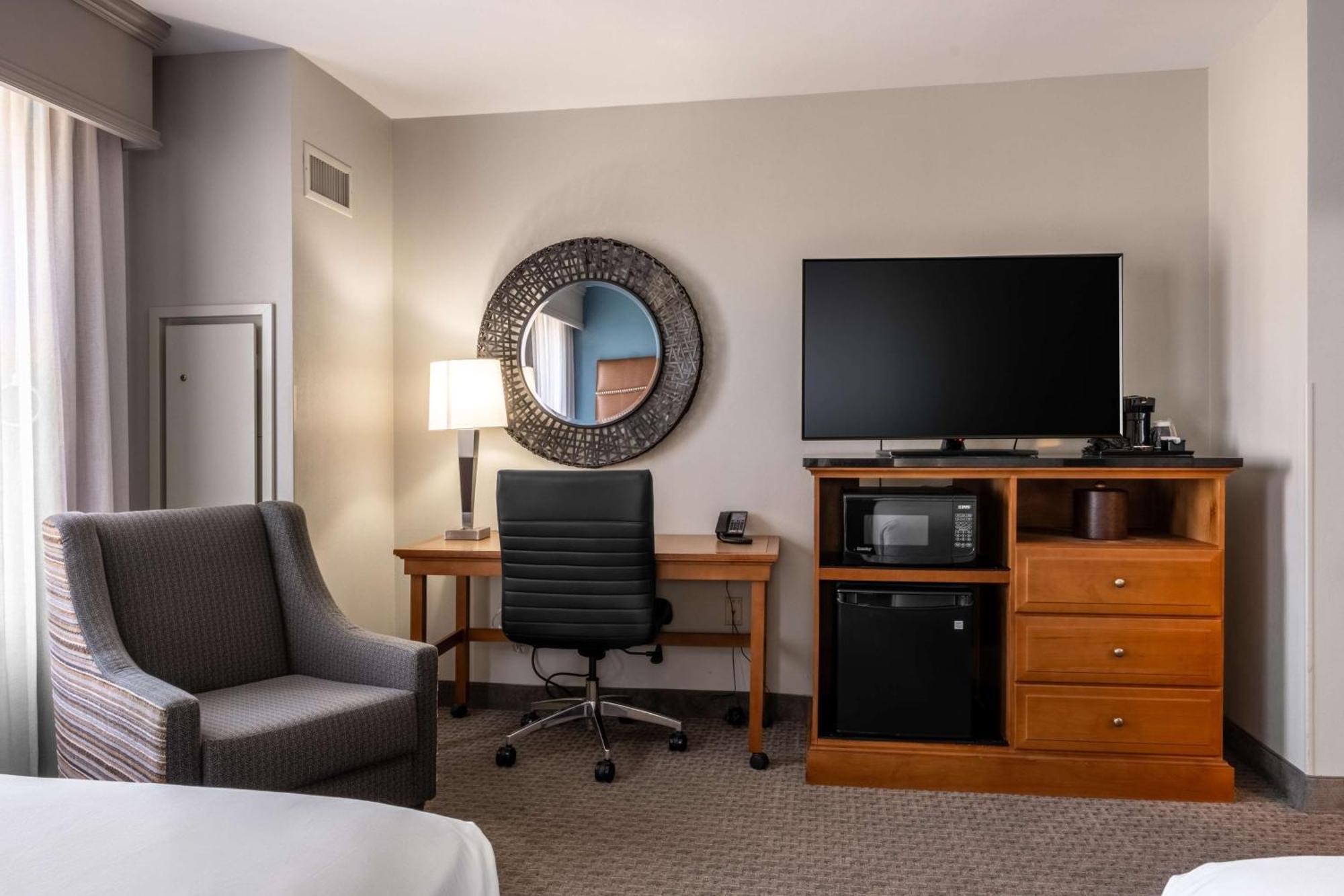 Drury Plaza Hotel Broadview Уичита Экстерьер фото