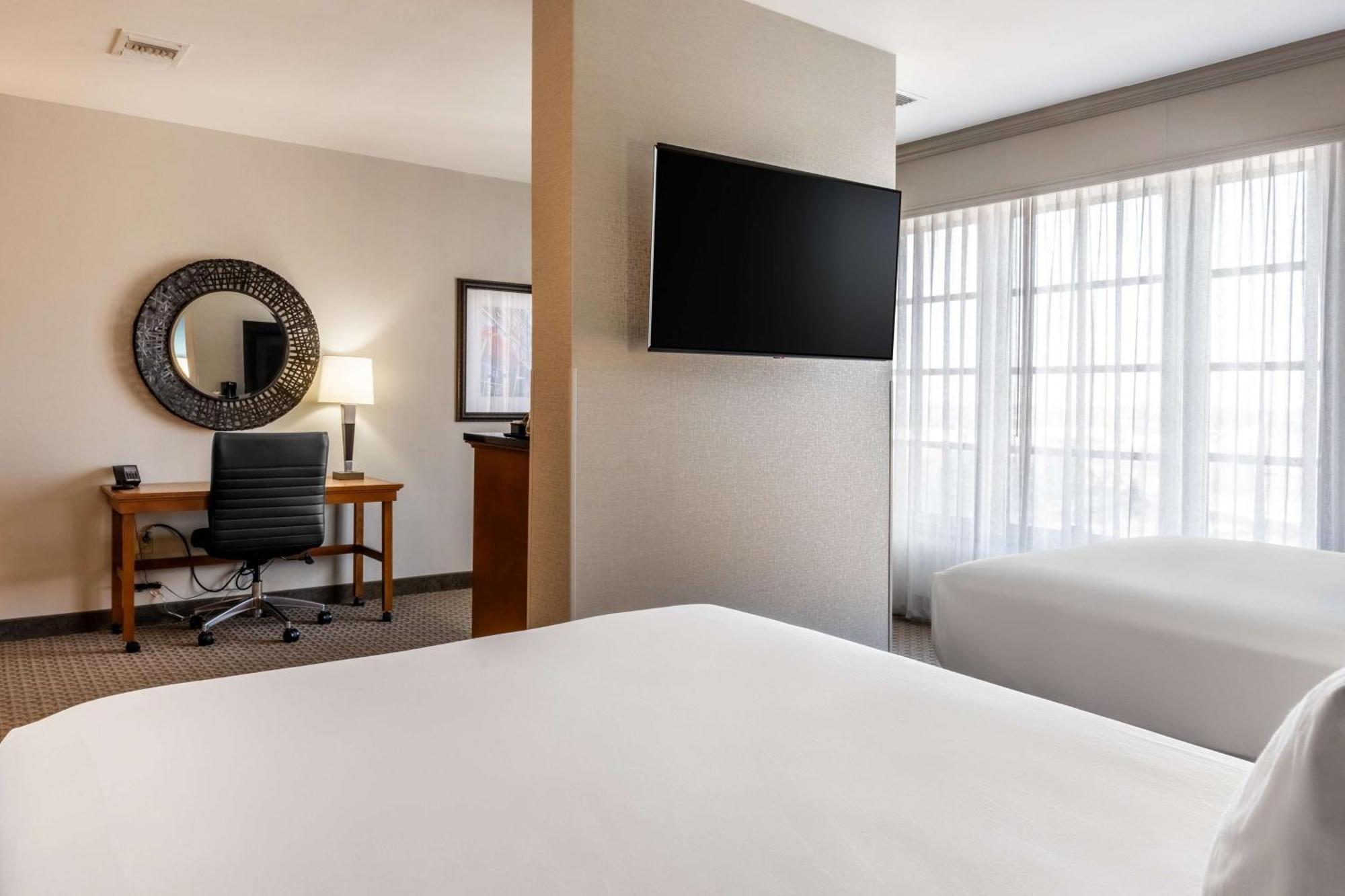 Drury Plaza Hotel Broadview Уичита Экстерьер фото