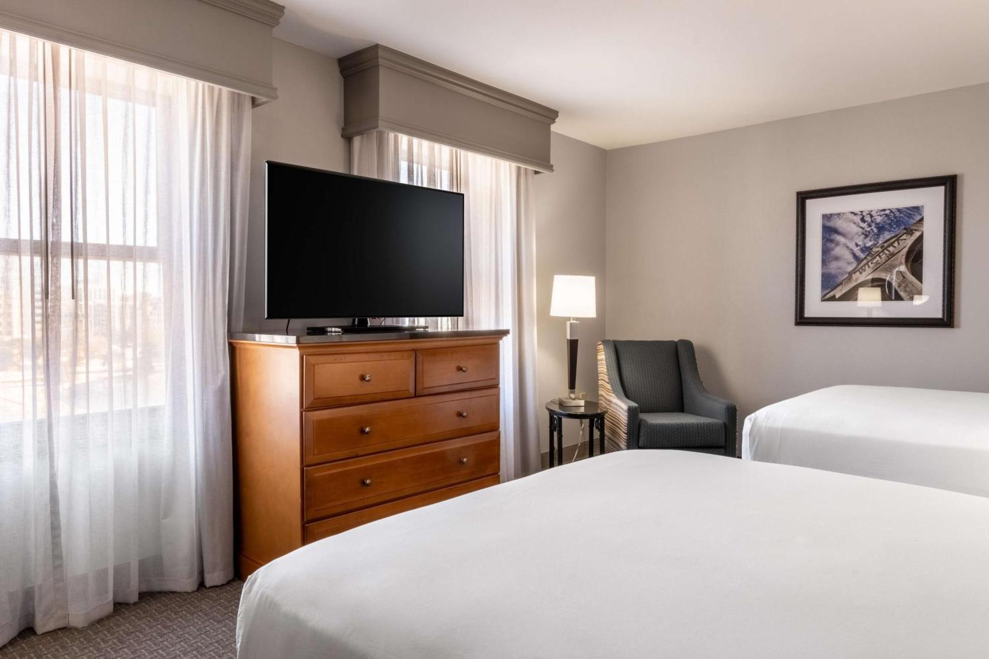 Drury Plaza Hotel Broadview Уичита Экстерьер фото