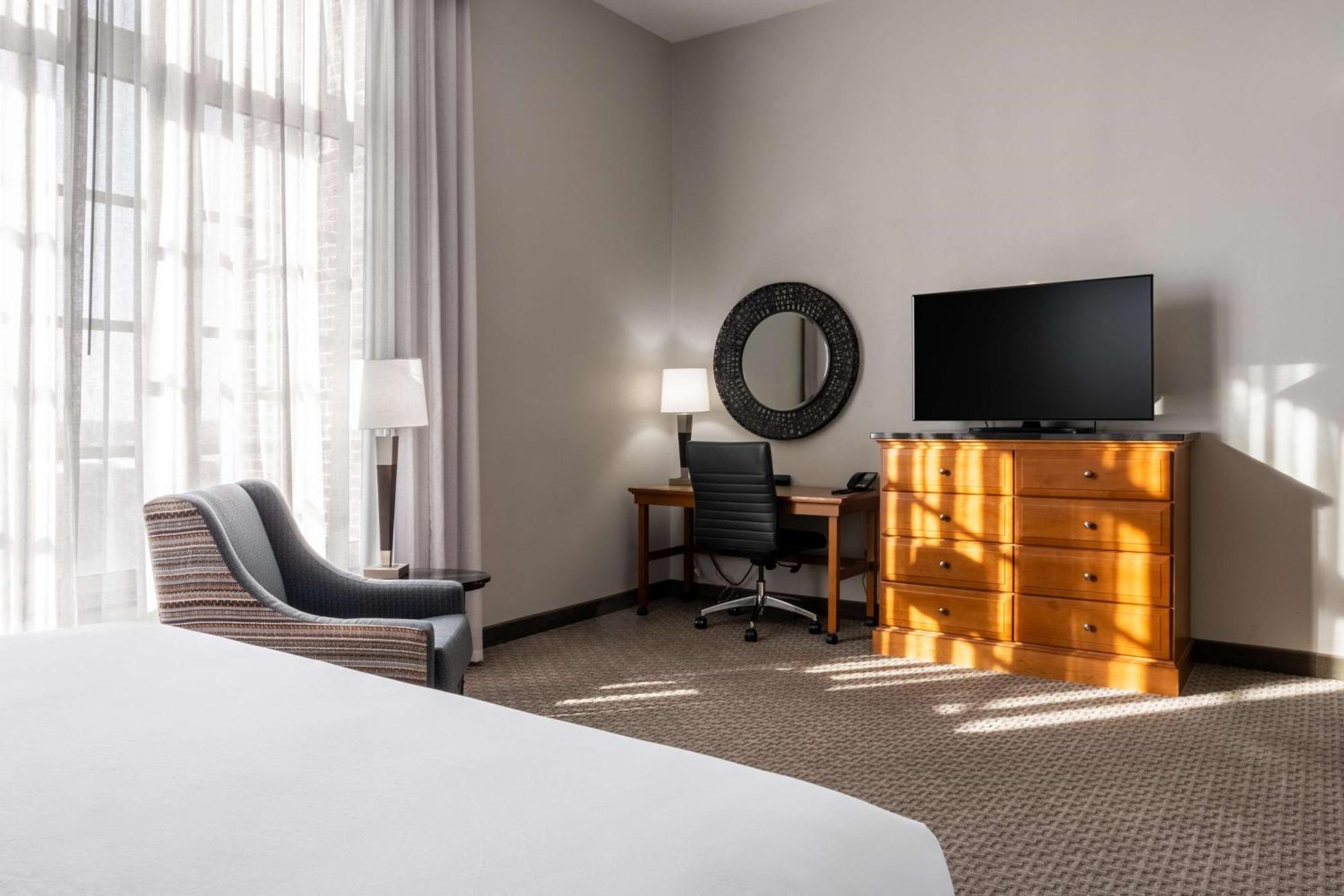 Drury Plaza Hotel Broadview Уичита Экстерьер фото
