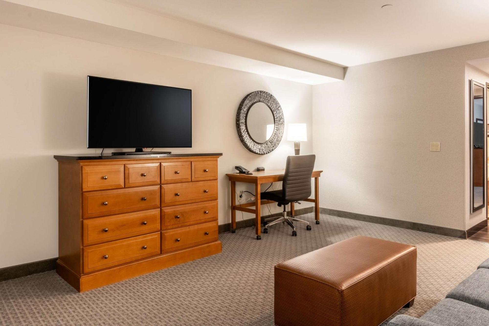 Drury Plaza Hotel Broadview Уичита Экстерьер фото