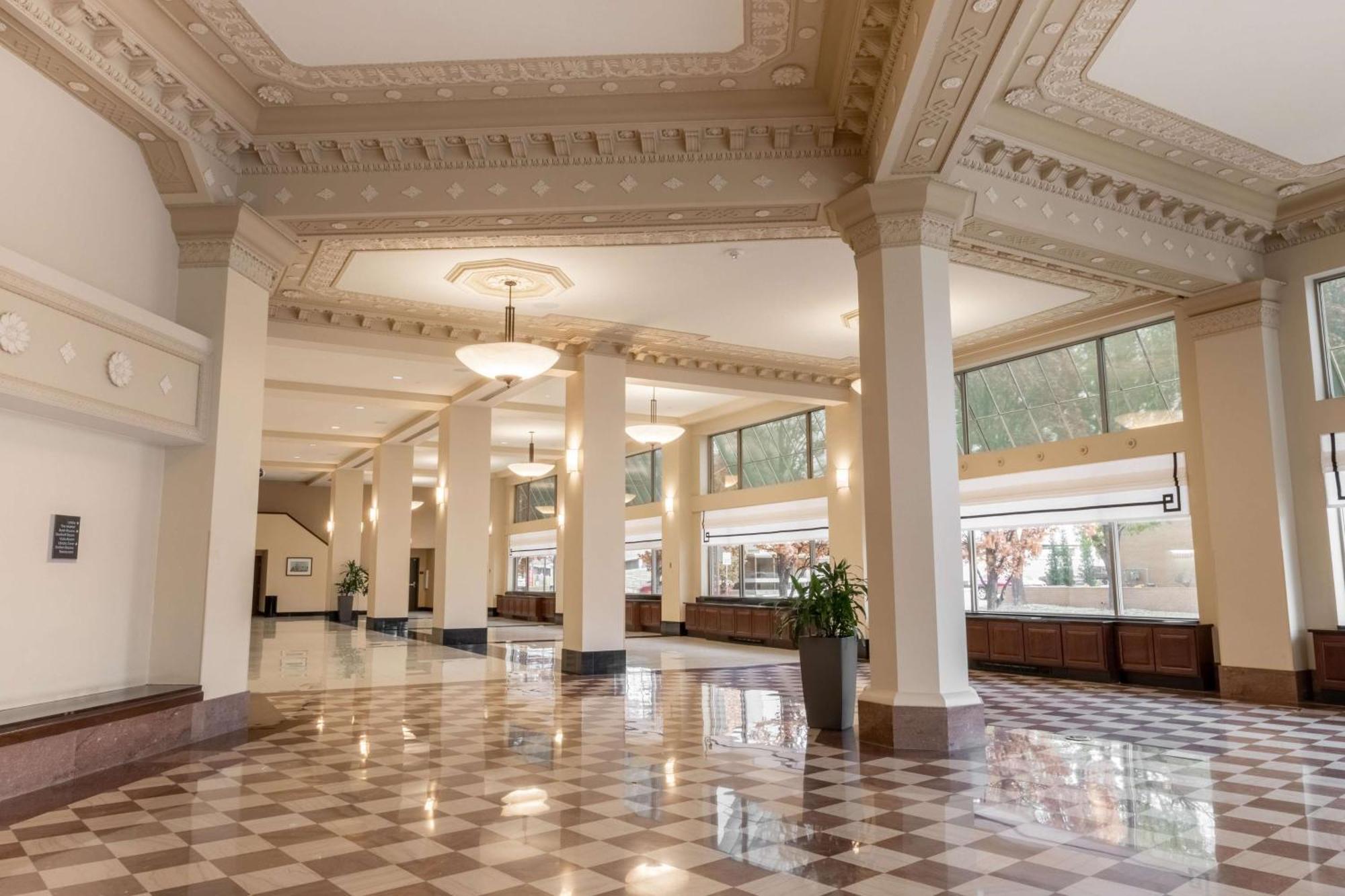 Drury Plaza Hotel Broadview Уичита Экстерьер фото
